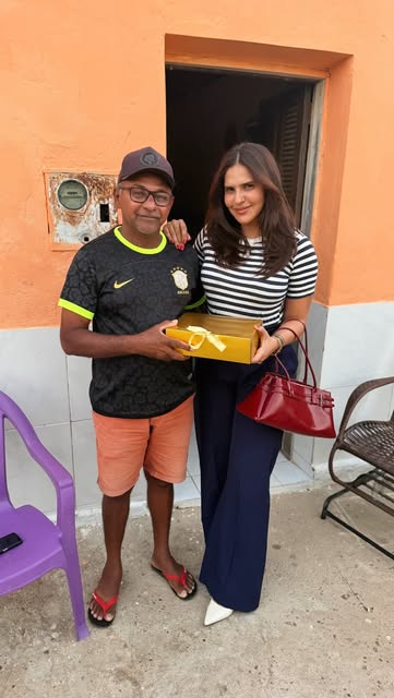 Bruna Monique com cliente atendido