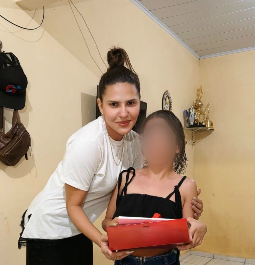 Bruna Monique com uma criança atendida pelo escritório