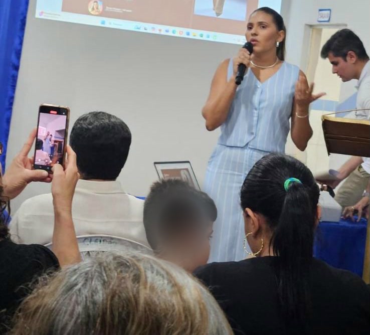 Bruna Monique palestrando sobre os direitos da pessoa autista